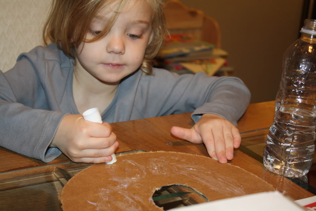 https://www.amylovesit.com/wp-content/uploads/2009/11/065.jpg Get lots of glue...