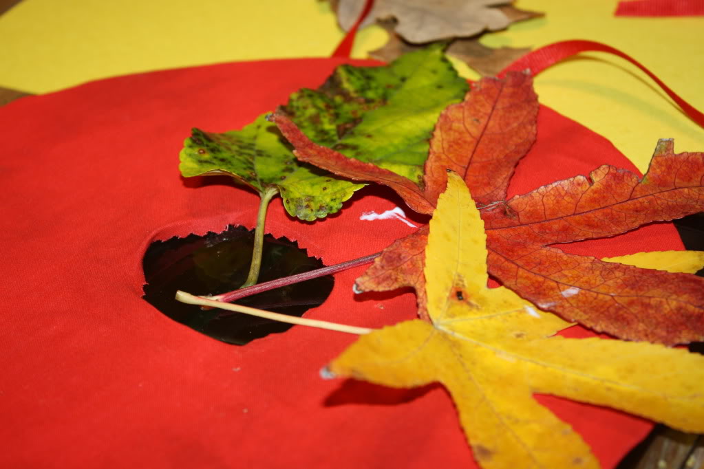 https://www.amylovesit.com/wp-content/uploads/2009/11/071.jpg Arrange them however you wish... use as many or as few leaves as you want! Glue leaves on, and press firmly